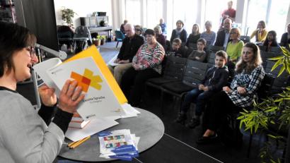 Bild: Stephan Huber
Viele Geschichten zum Zuhören und Erleben warteten auf die Besucher des Lesefestes in der Stadtbibliothek. Links: Monika Ehrenreich.