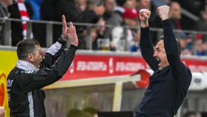 Bild: agentur_dpa
Der Jubel im Regensburger Lager kannte nach dem sicheren Klassenerhalt am Freitagabend keine Grenzen mehr. Jahn-Coach Achim Beierlorzer (rechts) klatschte nach seinem Trainerstab noch alle Spieler, Betreuer und vereinzelt auch Fans ab.