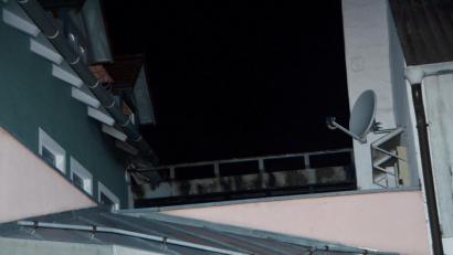 Bild: dob
Ein Feuer zerstörte den Zwischenbau auf der Dachterrasse eines Wohnhauses in der Heubachgasse in Eslarn. Durch das beherzte Eingreifen der Feuerwehren konnte Schlimmeres verhindert werden.