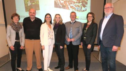 Bild: Hirsch
Ulrike Roidl, Thomas Weiß, Cornelia Horsch, Christina Fink-Rester, Andreas Feller, Martina Englhardt-Kopf und Helmut Jehl (von links) bilden den Vorstand des neu gegründeten Vereins "Musikschule Schwandorf e.V.".