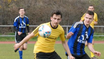 Bild: Gebert
Durch den 3:0-Erfolg beim TSV Erbendorf (links David Frischholz) hat die SpVgg SV Weiden II (rechts Florian Reich) die Tabellenführung in der Kreisliga Nord übernommen.