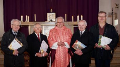 Bild: Kunz
Pfarrer Gerhard Pausch (Mitte) dankt den Mitarbeitern der Kirchenverwaltung: (von links) Anton Summer gibt das Amt des Kirchenpfleger ab, Werner Ertl scheidet aus dem Kirchenverwaltungsrat, Johann Person ist der neue Kirchenpfleger und Thomas Schreier scheidet auch aus.
