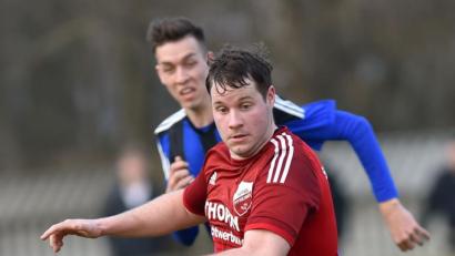 Bild: Alfred Schwarzmeier
Bastian Lobinger (vorne) brachte die SpVgg Pfreimd mit 2:0 in Führung. Aber das reichte nicht und am Ende stand eine 2:4-Niederlage.
