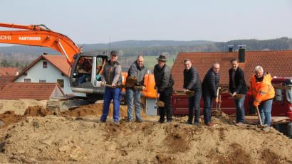 Bild: frd
Beim offiziellen Spatenstich für das Baugebiet „Am Waldfrieden - Leinhartl“ lassen (von links) Bauhofchef Josef Fuchs, Markus Schieder (Ingenieurbüro Zwick, Weiden) Josef Hartinger (Baufirma), Bürgermeister Norbert Eckl, VG-Leiter Anton Brand, Ingenieur Manuel Zwick und Bauleiter Helmut Tröger die Erdbrocken durch die Luft fliegen.