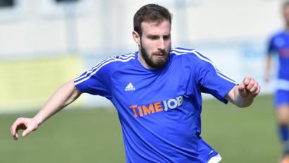 Bild: chap
Johannes Pötzl hatte in der ersten Halbzeit zwei Mal die Etzenrichter Führung auf dem Fuß. Der SVE verlor in Bad Kötzting mit 0:1 und muss mehr denn je um den direkten Klassenerhalt bangen.