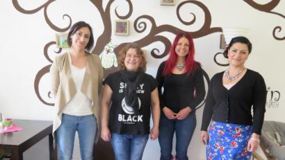 Bild: jzk
Jessika Wöhrl-Neuber (Dritte von links) begrüßte Linda Narius, Michaela Schraml und Ramona Kriegler (von links) im Familienzentrum Mittendrin zur Vorbesprechung für die neue Selbsthilfegruppe „Zwangsstörungen“.