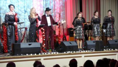 Bild: fsb
Die drei Vokalisten (von links) Steffi Denk, Lisa Wahlandt, Markus Engelstädter und die „Divettes“