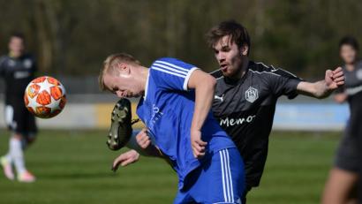 Bild: mhs
Das Bein zu hoch hatte der Stullner Fabian Schieber (rechts) und traf den Schmidgadener Christoph Deml im Gesicht. Vor 180 Zuschauern lieferten sich beide Mannschaften ein offenes Derby, dass Tabellenführer Stulln mit 2:1 für sich entschied.