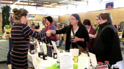Bild: Hirsch
Die Geschäfte liefen gut beim Oberpfälzer Bauernmarkt am Wochenende im Sportpark Schwarzenfeld. Ein großes Publikum interessierte sich für das vielfältige Angebot.