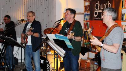Bild: ckl
Beim Benefizkonzert im Wildenreuther Jugendheim sorgten die fünf Geistlichen von den "Church Pistols" für Stimmung.