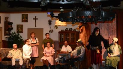 Bild: bey
Austragslandwirt Feichtl, Dr. Dr. Freud, Kathi Feichtl, Hias Feichtl, Uschi Feichtl, Dr. Fleischer und Gottfried Bauer hören der Wahrsagerin Walburga Brennessel zu, ebenfalls Gretel Peterhansl (von links).