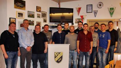 Bild: ds
Die neugewählte Vorstandschaft von links: Walter Bielesch (Ältestenrat), Christoph Miszka (2. Vorsitzender), Benjamin Rischkau (1. Vorsitzender), Bernd Bielesch (Ältestenrat), Manuel Weber (Schriftführer), Jürgen Hartmann (Beisitzer), Thiemo Götzl (Abteilungsleiter Fußball), Bernd Sperber (Kassier), Bastian Weber (Beisitzer), Wolfgang Weber und Werner Heinl (Ältestenrat), Heiko Walter (3. Vorsitzender) sowie Bürgermeister Roman Berr.