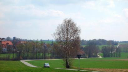 Bild: fjo
Die Kößlmühl-Umfahrung schlängelt sich im Südwesten der Stadt am gleichnamigen Weiler vorbei. Auf einer Länge von 300 Metern ist eine Sanierung des maroden Teilstücks im aktuellen Haushalt mit Kosten von 36 000 Euro eingeplant.