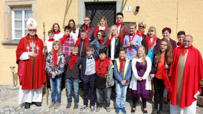 Bild: grm
17 Mädchen und Buben aus der Förderschule des Heilpädagogischen Zentrums in Irchenrieth empfangen von Weihbischof Josef Graf aus Regensburg in der Pfarrkirche in Michldorf das Sakrament der Firmung. Unsere Aufnahme zeigt den Weihbischof und Pfarrer Alfons Forster sowie Lehrkräfte inmitten der Firmlinge.