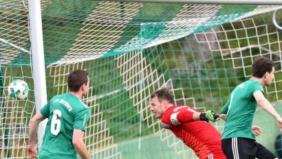 Bild: Alfred Schwarzmeier
Beim Führungstreffer des FC Wernberg machte der Oberviechtacher Torwart Christian Böl (Mitte) keine glückliche Figur: Die Gästespieler Bernd Zimmermann (links) und Andreas Lorenz mussten gar nicht mehr eingreifen, der Ball landete nach einer weiten Flanke mit Windunterstützung im Netz.