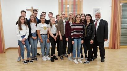 Bild: mh
Jessica Bäumler (Zweite von rechts) gibt ihren Vorsitz in der Mädchengruppe ab. Neue Vorsitzender sind Annika und Kerstin Paulus (Sechste und Fünfte von rechts). Mit auf dem Foto die neuen Mitglieder der Mädchengruppe und der Kolpingfamilie.