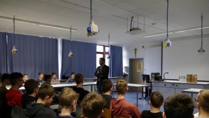 Bild: ebr
Bundestagsabgeordneter Uli Grötsch zu Besuch in Waldsassen: Inmitten der Schüler beantwortet er deren Fragen.