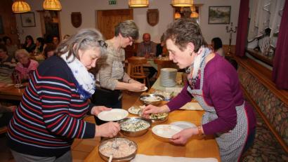 Bild: wro
Humorvoll erklärte Claudia Porst (rechts), wie man aus heimischen Produkten leckere Brotaufstriche zubereitet. Beim Austeilen der Kostproben halfen die Bäuerinnen Elfriede Stock aus Kornthan und Gertrud Konz aus Güttern (von links).