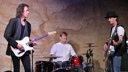Bild: Thomas Dobler
Toller Auftritt der Van-Straaten-Band im ausverkauften Felsenkeller mit Gitarrist und Sänger Arne Langbein, Drummer Michael Heß und Thomas "Tscharlie" Fuchs am Bass.
