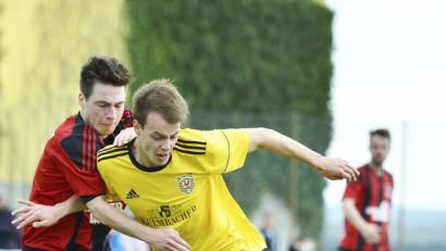 Bild: Hubert Ziegler
Der dreifache Hahnbacher Torschütze Bastian Freisinger (rechts) setzt sich gegen den Paulsdorfer Mittelfeldspieler Fabian Schreier im Zweikampf durch.