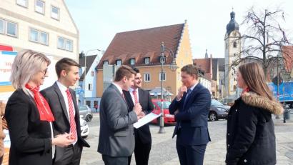 Bild: Hirsch
Die Sparkassen-Azubis befragten am Marktplatz Passanten zum Thema "Blut- und Organspende".