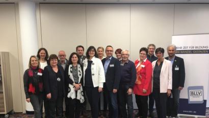 Bild: BLLV
Die bisherige Vorsitzende des Ursula Schroll (Zweite von rechts) hat den BLLV-Vorsitz in der Oberpfalz abgeben. Künftig führt Katja Meidenbauer (Siebte von Links) den Verband.