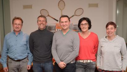 Bild: ref
Die Vorstandsriege des TC Rot-Weiß Amberg, die für die nächsten zwei Jahre gewählt wurde (von links): Kassier Rudi Eckl, Achim Beck, Dmitri Ivkine, Helga Krones und Schriftführerin Ulrike Butscher.