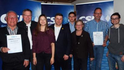 Bild: e
Oberbürgermeister Michael Cerny (Zweiter von links) freut sich mit den Geehrten und Gewählten des CSU-Ortsverbandes Raigering-Krumbach (von links): Hans Donhauser (40 Jahre Mitglied), Ina Koch, Vorsitzender Daniel Müller, Pascal Glöckner, Renate Meier, Robert Schreier (20 Jahre) und Florian Singer.