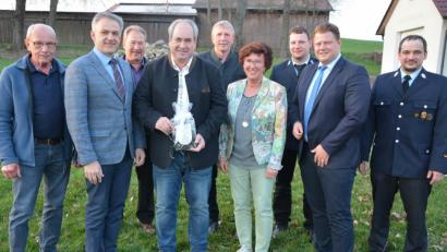 Bild: jr
Viele Glückwünsche gab es für Josef Schwägerl zum 60. Geburtstag. Im Bild (von links) Theo Schaumberger, Bürgermeister Roland Grillmeier, Johann Brandl, Josef Schwägerl, Bernhard Thoma, Luitgard Müller, Matthias Lindinger, Stefan Grillmeier und Thomas Zintl.