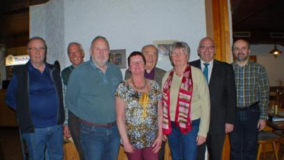 Bild: enz
Neuwahlen gab es bei der Jahreshauptversammlung der Naturfreunde Waldsassen. Im Bild (von rechts) Michael Rückl (Hüttenwart), Bürgermeister Klaus Meyer, Maria Schmaus (Revisorin), Max Schmaus (Vorsitzender), Petra Bock (Zweite Vorsitzende), Hans Wolf (Revisor), Gerhard Schmaus (Schriftführer und Kassier) sowie Karl Reichenberger.