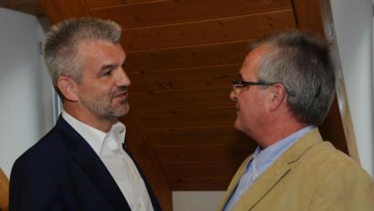 Bild: gf
Roger Hoffmann (SPD, links) gewinnt mit 967 Stimmen (50,29 Prozent) die Stichwahl um das Bürgermeisteramt in Poppenricht. Gemeindewahlleiter Hartmut Gawlik gratuliert ihm zum Wahlsieg.