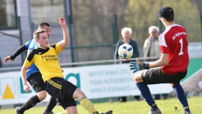 Bild: A. Schwarzmeier
Im Verfolgerduell der A-Klasse West gab der SV Altenstadt/WN seine vorzügliche Ausgangslage aus der Hand: Die Nordgauer-Truppe verlor gegen den Konkurrenten SV Riglasreuth mit 0:2 und ist nur noch Dritter. In dieser Szene rettet der Riglasreuther Keeper Lukas Kuhbandner zusammen mit seinem Mitspieler Philip Schenkl (gelbes Trikot) gegen den Altenstädter Ugur Köse.