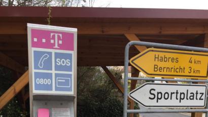 Bild: aks
Auch bald Vergangenheit: Weil sie fünf Jahre ungenutzt blieb, wird die Telefonsäule an der Hirschbachstraße abgebaut.