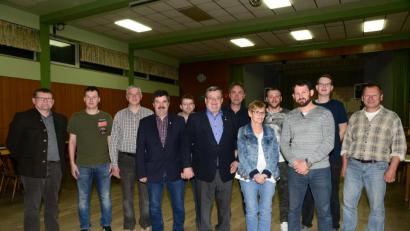 Bild: bey
Zweiter Bürgermeister Gerhard Kres (links) leitete die Neuwahlen. Das Führungsquartett mit Vorsitzenden Helmut Grünbauer, Stellvertreter Artur Leonhardt, Schriftführerin Annika Leonhardt, Kassier Valentin Sax wurde einstimmig wieder gewählt.