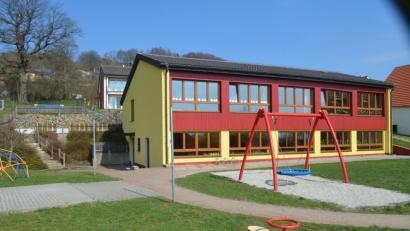 Bild: fz
Der Kindergarten wird umgebaut. Der Anbau schließt sich links entlang bis hin zum Hang und an der Rückseite des Gebäudes an.