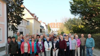 Bild: gru
Die Edelsfelder Kirchengemeinde vor dem Gebäude mit dem Kirchensaal in Herrnhut.