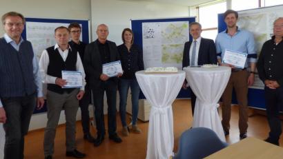 Bild: exb
Die Sieger des Architektenwettbewerbs stehen fest. Von links Berthold Kellner von der Lebenshilfe, die „2G Architekten“, Armin Juretzka vom Büro Juretzka-Architekten, Sonja Rath von der Lebenshilfe, Bürgermeister Roland Grillmeier sowie die Vertreter des Büros „Rauh+Müller“.