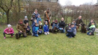 Bild: rn
Über das Fell der Jagdhelfer streicheln ist nur erlaubt, wenn der Hundeführer zustimmt.