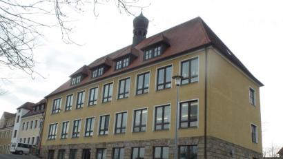Bild: br
Für die Freiflächengestaltung soll das alte Schulgebäude in Kirchenthumbach komplett abgerissen werden.