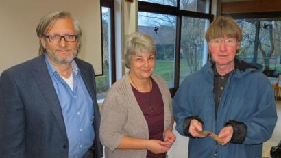 Bild: ow
Für seinen Vortrag über archäologische Grabungen am Rauhen Kulm hat Grabungsleiter Hans Losert (rechts) einige Fundstücke der letztjährigen Grabungen mitgebracht. Zum Vortrag hatten der Historische Verein für Oberfranken und der Förderverein Rauher Kulm mit seinen Vorsitzenden Norbert Hübsch (links) und Käthe Pühl eingeladen.