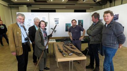 Bild: hrö
Bei der Ausstellung „40 Jahre Heimatkundlicher Arbeits- und Förderkreis Kemnath und Umgebung“ in der Mehrzweckhalle in Kemnath können Besucher an einem Stand der Arbeitsgruppe Fortschau Waffen begutachten lassen. Unter den Experten sind Hans Rösch (links) und Militärhistoriker Sebastian Thiem (Dritter von rechts). Christiane von Sobbe (Zweite von links) zeigt einen Sponton