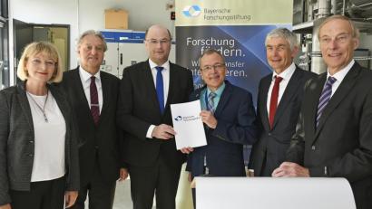 Bild: Petra Hartl
Dieser Zettel ist 341 000 Euro wert. Im Bild von links: OTH-Präsidentin Professor Andrea Klug, Professor Dieter Brüggemann (Uni Bayreuth), Finanzminister Albert Füracker, Projektleiter Professor Andreas Weiß, Rolf Pfeiffer (Deprag) und Professor Arndt Bode (Präsident Bayerische Forschungsstiftung).