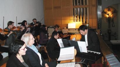 Bild: ld
Das Geschehen am Karfreitag ist auf das in der Kirche in Brand beleuchtete Kreuz gerichtet. Auf der Empore gestaltet Regionalkantor Stephan Merkes mit Musikern, Sängerinnen und Sängern einen faszinierenden musikalischen Kreuzweg, der bei den zahlreichen Besuchern tiefe Spuren hinterlässt.