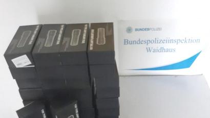 Bild: Bundespolizeiinspektion Waidhaus
Diesen Berg an Waffen und Drogen beschlagnahmten Waidhauser Bundespolizisten bei einem holländischen Pärchen.