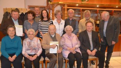 Bild: Kunz
Die Siedlergemeinschaft Rothenstadt-Fichtenbühl ehrt im Lehnersaal langjährige Mitglieder mit Bezirksvorsitzendem Christian Benoist (rechts) und Vorsitzender Gisela Chacon (Fünfte von links).