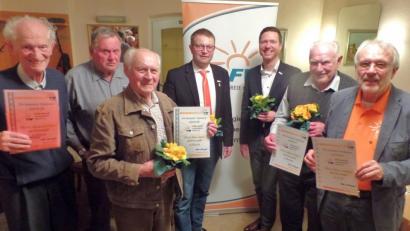 Bild: br
Kreisvorsitzender Florian Wiedemann und stellvertretender Landesvorsitzender Hans Martin Grötsch (Dritter und vierter von rechts) ehren (von links) Richard Scherl, Rudolf Richter und Hans Stock sowie (von rechts), Vorsitzenden Hans Schmid und Alfred Bauer für ihre Verdienste.