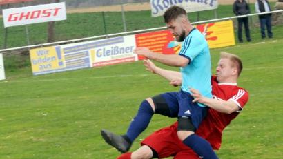 Bild: heh
Der Kondrauer Christopher Ernstberger (rechts) geht gegen Oliver Schicker energisch zur Sache. Die Sportfreunde gewannen am Sonntag das Derby gegen den TSV Konnersreuth mit 2:1.