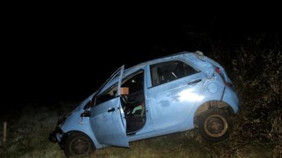 Bild: Polizei Amberg
Wildunfall bei Freudenberg: Dreimal überschlug sich das Auto eines jungen Mannes, dann kam es mit Totalschaden zum Stehen.