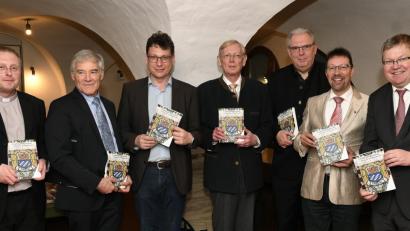 Bild: Petra Hartl
Sie waren zur Buchvorstellung gekommen (von links): Pfarrer Joachim von Kölichen, Pfarrer Rüdiger Löbermann, Bernhard Lübbers, Johannes Laschinger, Werner Schrüfer, Markus Lommer und OB Michael Cerny.