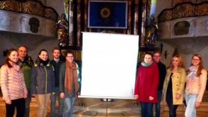 Bild: mng
Mit Bildern von Ben Willikens, die in ihrer Ausdruckstärke in enger Wechselwirkung zueinander stehen, gestalteten Anja Gmehling, Pastoralreferent Albert Neiser, Bernadette Rodler, Josef Gmehling, Laura Dobmeier, Franziska Graser, Matthias Majer, Sabrina Traub und Isabell Dobmeier (von links) den ökumenischen Jugendkreuzweg in der Stadtpfarrkirche Pressath.